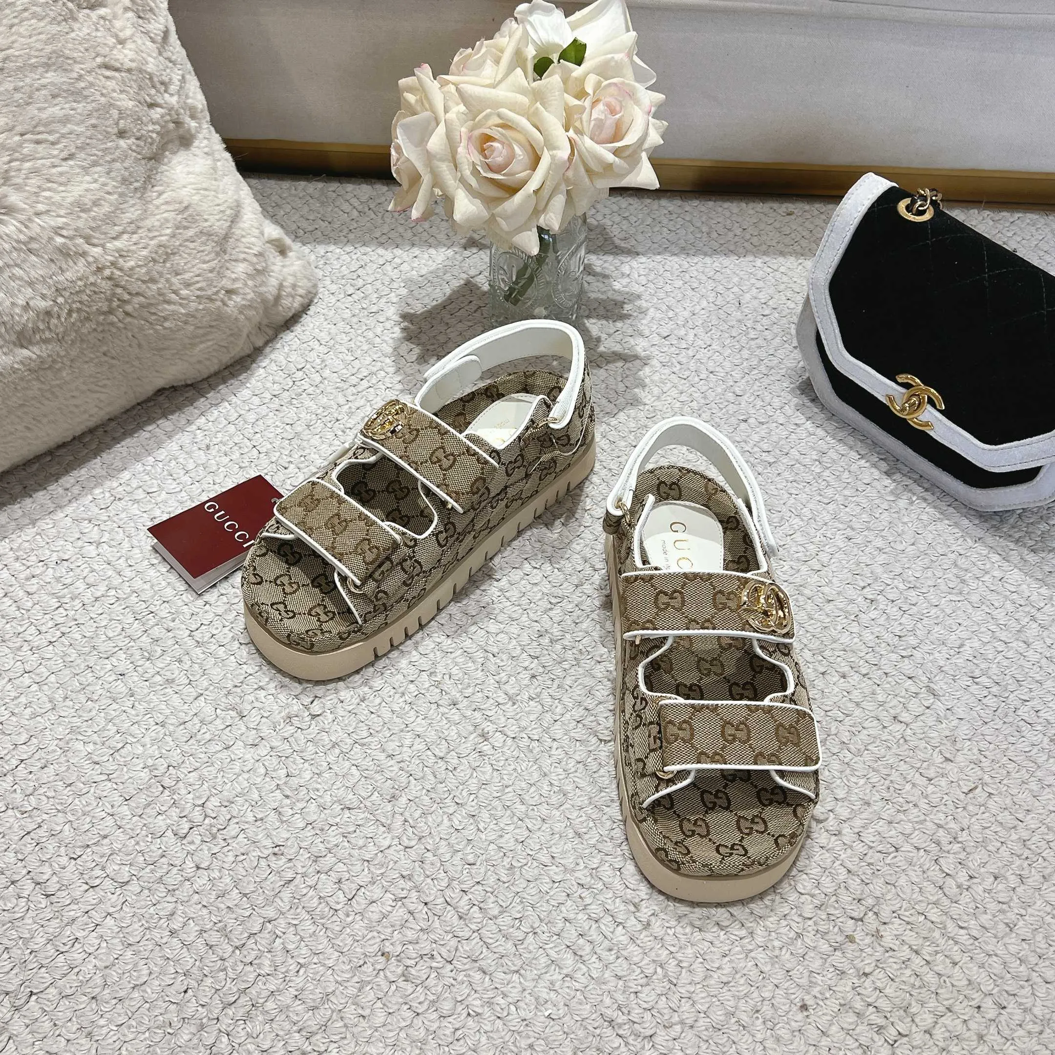 👟👟Ex-factory price 500👟👟Gucci’s modern design aesthetic explores the path of unique craftsmanship, cleverly integrating the brand’s classic elements with its beloved brand logo. The sandal is embellished with the beloved Double G hardware, adding a touch of understated branding to the design, complementing the versatility of the Velcro straps. Outsole: Wear-resistant and easy-to-bend sawtooth rubber foam sole! Ultra-light sole. Natural PU heightening insole. Size: Female 35-41#